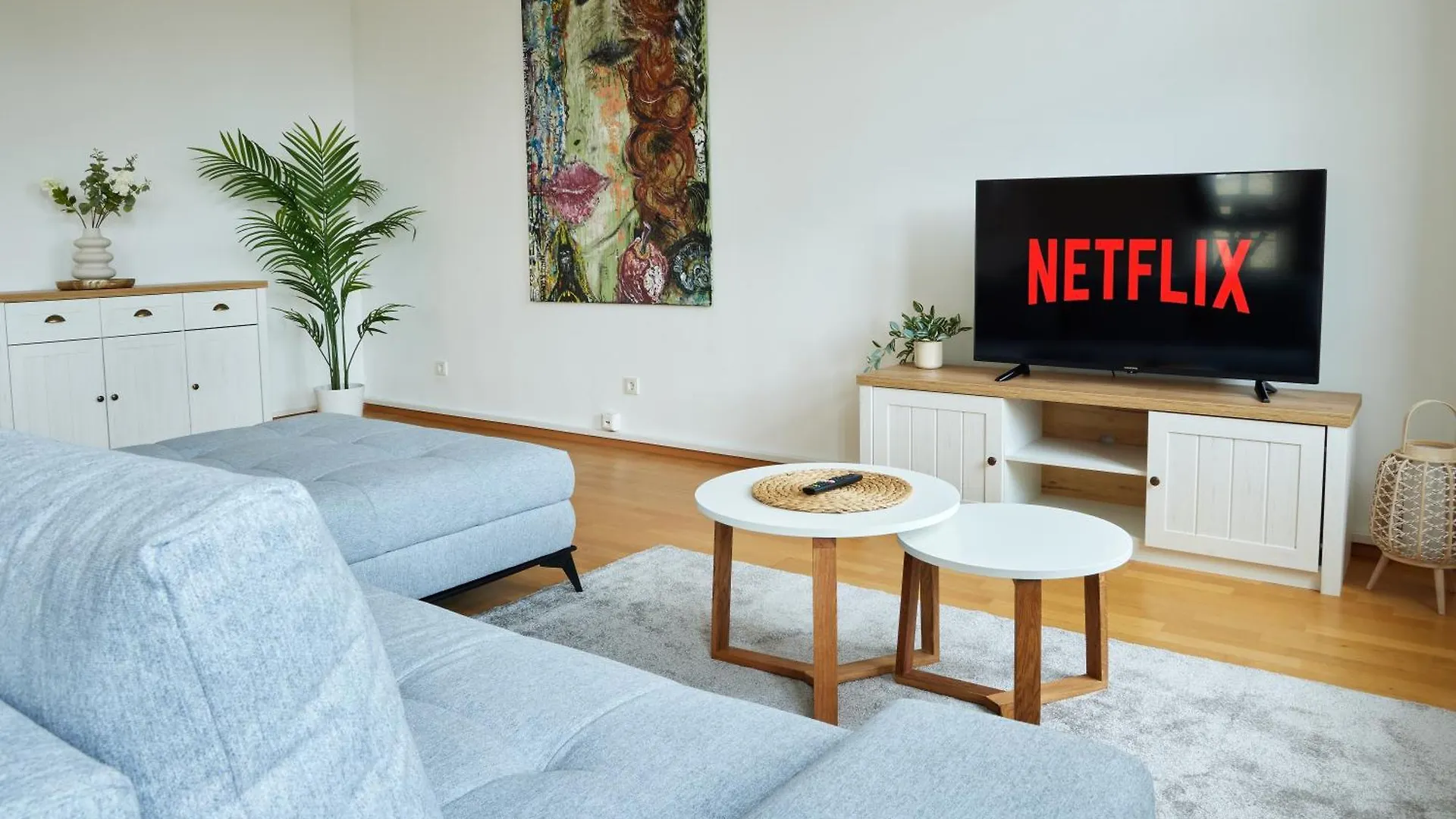 Idee Living: Design-Apartment- Netflix - 6 Pers Mannheim