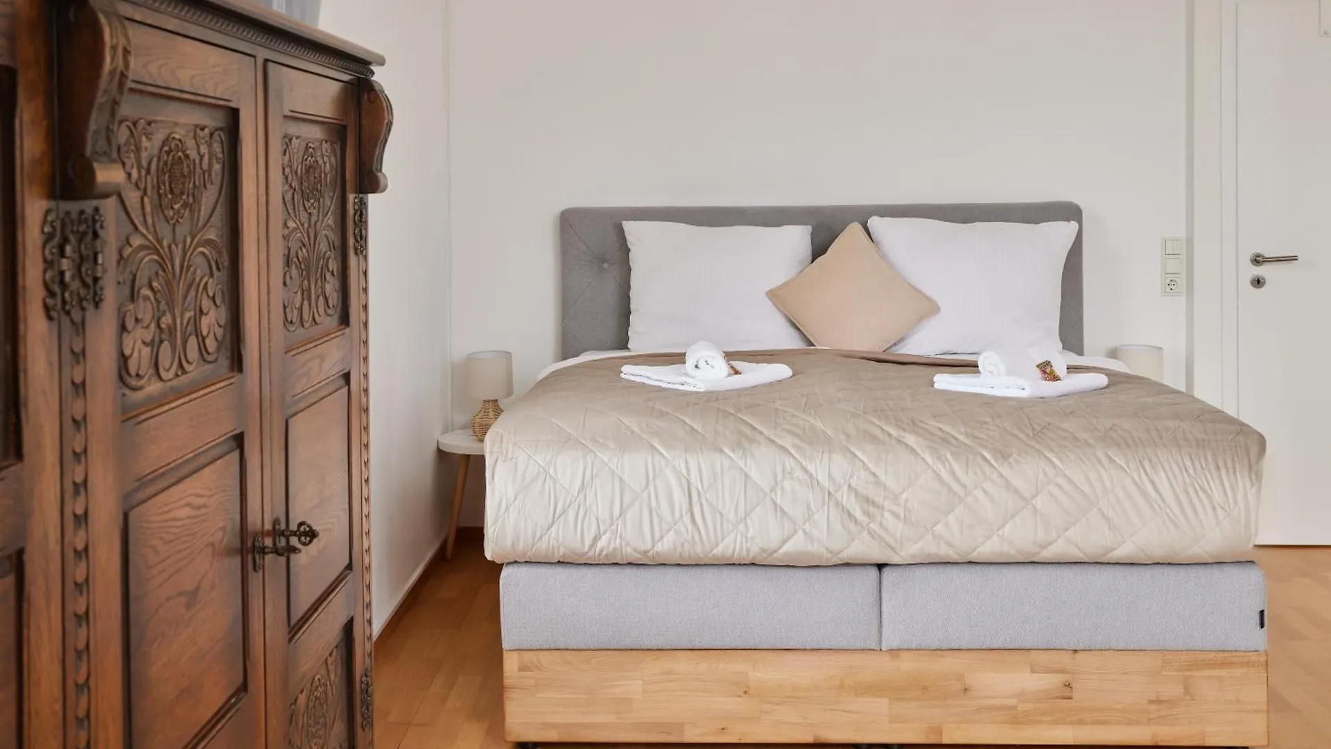 Idee Living: Design-Apartment- Netflix - 6 Pers Mannheim